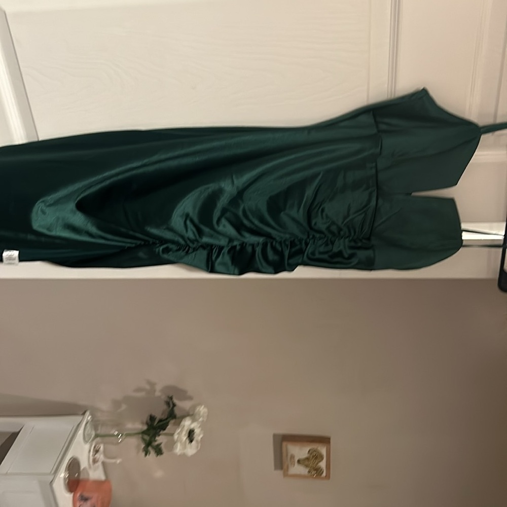 This is a size 4 emerald green dress, never worn,